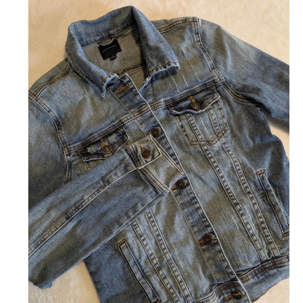 JustUSA Denim Jacket Size Small Light Wash Casual Timeless Everyday‎ Distressed